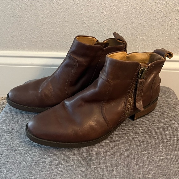 UGG Aureo Brown Leather Ankle Boot Lug Sole Bootie Zipper Size 7.5 - Picture 2 of 13